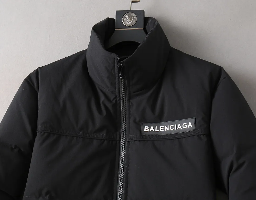 Balenciaga 2026 autumn and winter New Arrival down jacket. This is said to be the most expensive down jacket in the world, all priced at 90 down. With the Classic logo combination, the first thing you see is full of visual impact, better thermal performance, lightweight, not heavy, and good recovery of fluff after compression, and it can gather heat and lock in temperature! Personalized color matching design, fresh and energetic! There are too many versions circulating on the market. In addition to the different fabric workmanship, the biggest difference is that the filling is not goose down at all but feather silk or tactile velvet, etc. It is not easy to tell the difference for those who don’t know. In addition, the fabrics and workmanship are definitely not of the same level. In short, look for us and you will never go astray. All the exclusive full colors are purchased and developed with genuine products. If you understand the quality of our down jackets, you can trust us and recommend them with your eyes closed. All three standards are complete! Same Style Series for men and women! Sizes: M-3XL. Maximum weight can be worn up to 200 pounds
